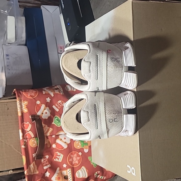 On Cloud 5 White Running Shoes Sneakers Athleisure Size 6 Women's - Picture 7 of 9